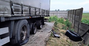 Piorun uderzył w ciężarówkę, eksplodowały opony - Dziennik.pl