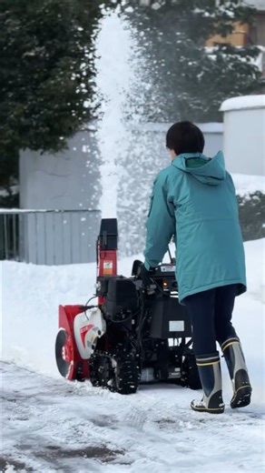 Visit Kanazawa 金沢観光情報発信 on Instagram: "街がモノクロに包まれる。冬の金沢の景色を見に来ませんか。 冬の金沢は雪がたくさん降ります。「雪で歩きにくいのでは？」と心配されるかもしれませんが、どうぞご安心ください。金沢の朝は、みんなで協力して道をつくることから始まります。金沢市役所前では、朝から職員みんなで手分けをして雪すかし（金沢では雪かきをこう呼びます！）に精を出し、安心して歩ける道を整えています。 兼六園などの各観光スポットも準備万端。 雪国ならではの知恵と、丁寧な手仕事で皆様をお迎えする準備は整っています。 この時期にしか出会えない、静かで美しい銀世界の金沢へ。 温かい服と長靴を履いて、ぜひ遊びに来てください。 #金沢 #金沢観光 #冬の金沢 #雪の金沢 #雪すかし #雪かき #金沢旅行 #旅行準備 #冬旅 The city is wrapped in monochrome. Why not come and experience the winter scenery of Kanazawa? Kanazawa sees a lot of sno