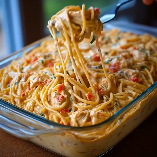 Creamy Rotel Chicken Spaghetti Casserole 🧀🌶️ A creamy, cheesy comfort dish with a kick of spice! Tender spaghetti, juicy chicken, and Rotel come together in a bubbly, golden casserole that’s perfect for weeknight dinners or family gatherings. 🧾 Ingredients: 8 oz spaghetti, cooked and drained 2 cups cooked shredded chicken 1 can (10 oz) Rotel (diced tomatoes with green chilies), drained 1 can (10.5 oz) cream of chicken soup ½ cup sour cream 1 cup shredded cheddar cheese (plus more for topping)