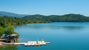 Le Lac de Saint-Cassien propose des activités d'eau pour une journée à la fraîche