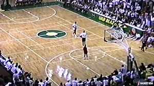 En 1989, devant les étudiants de l'université d'Alabama Birmingham, Michael Jordan se lance dans un concours de dunks avec plusieurs dunks réussis facilement près de la ligne des lancers-francs. | Basket USA