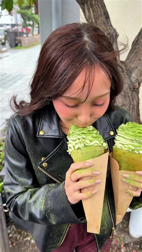 絶対にむせる生クリーム爆盛り抹茶クレープ🐺 【鎌倉 クレープとエスプレッソとかまくら茶房】 ⁡ 香り高いハトヤの抹茶を使った生地に、自家製の生クリームとカスタード、ラズベリージャムを使った贅沢なクレープ！ 生地だけじゃなく、クリームにもとことんこだわった抹茶好きのための一品！ ぜったいにむせること間違い無いので服装に気をつけて！ ごちそうさまでした🐺 ⁡ 🚃鎌倉駅から徒歩2分 💺5席ほど 📍神奈川県鎌倉市小町1-3-4 丸七商店内 ⏰11:00-17:00 #神奈川グルメ #神奈川ランチ #鎌倉グルメ #鎌倉ランチ #japanfood