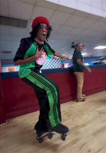 Rentals need to know that the OUTSIDE LANE is for fast skaters, if you need help getting off the rink, call a reff. STAT. #rollerskating #crash #fypppp #cali