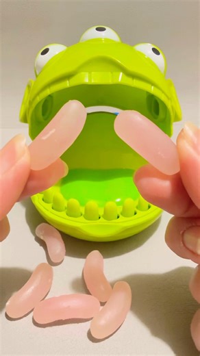 ASMR ALIEN DENTIST LOVE EATING PINK BEANS CANDY #shortvideo #asmr #trending #shorts