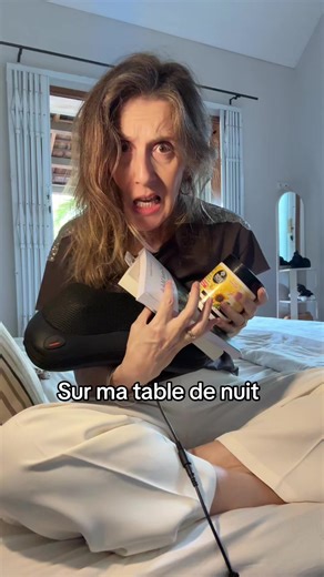Table de nuit : livres, crèmes et objets du quotidien 🇲🇺🇫🇷