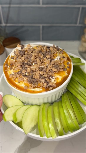 viral whipped caramel apple cheesecake dip recipe 🍏🍰 #dessert #recipe #food #cheesecake #shorts