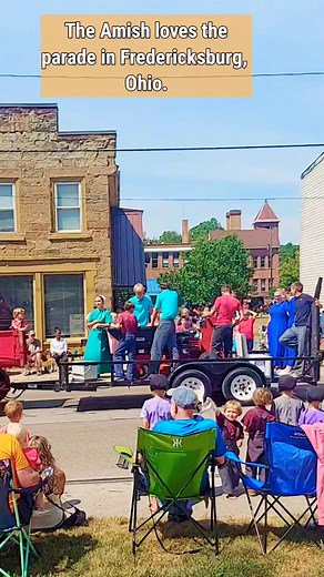 The Amish community loves the parade in Fredericksburg, Ohio. #ohioamishcountry #amish #amishcountry #countryliving #horseandbuggy #countrylife | Ellen MariaelenaB