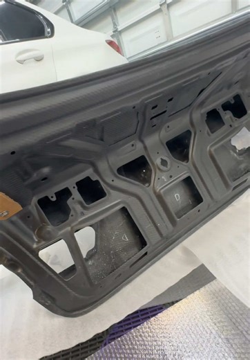 like this video to see it exposed… get your trunk @Karvo and much more! #bmw #m3 #carbontrunk #carbonfiber #g80