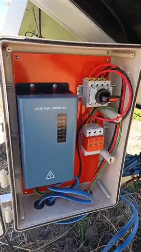 • SISTEMA SOLAR PARA BOMBEO DE AGUA Los datos para su selección, sin importar el tipo de bomba, es necesario conocer tres parámteros: Altura manométrica (H), Caudal (Q) y Potencia (W). Estas variables se establecen en función del requerimiento deseado. VENTAJAS: 1- No depende de una red eléctrica para su puesta en funcionamiento. 2- No depende de generadores eléctricos portátiles, consumidores de combustible fósilque polucionan el ambiente. 3- Su diseño es simple y en el caso de uso diurno no re