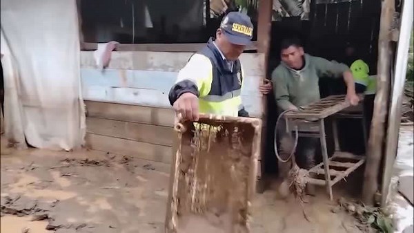 Peru floods leave families displaced after river overflow