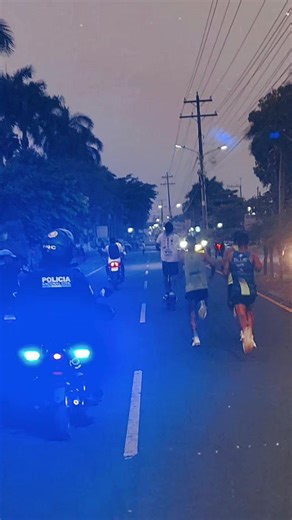 Corrieron 5K en Conmemoración al Dia Internacional de la Mujer Más 500 atletas dieron realce a la Primera Edición de La Ruta de La Luna en Retalhuleu. El Boulevard Centenario s convirtio en una pista para mmls atletas quienes buscaron los primeros lugares para ganar premios en efectivo. El evento contó con el apoyo de cuerpos de socorro y fuerzas de seguridad @Susy Galindo @Luis Galindo @DianaalonzoGt @T13 Noticias