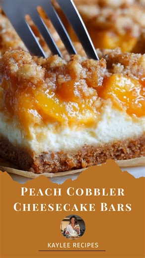 Peach Cobbler Cheesecake Bars 🍰🍑 Ingredients For the Crust: 2 sticks (1 cup) unsalted butter, softened ¼ cup brown sugar ...... Full Recipe in Coʍmеոτ 💬 | Kaylee Recipes