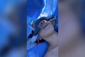 Menina de 14 anos canta durante cirurgia para retirada de tumor cerebral