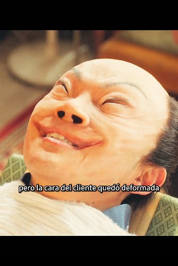 Una peluquera accidentalmente corta una trenza