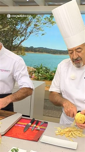 🔥 La salsa brava es una de esas joyas de nuestra cocina que nunca falla. Es picantita, sabrosa y muy versátil. No solo sirve para las patatas bravas —aunque esas son un clásico que quita el sentido—, también queda de cine con: 🍳 Huevos fritos o rotos 🍢 Brochetas de pollo o cerdo 🐙 Pulpo o calamares a la brava 🥖 Bocadillos, hamburguesas o incluso verduras asadas #SalsaBrava #RecetasDeArguiñano #Tap -------------- Receta completa en hogarmania.com [Patatas y mejillones con salsa brava] podéis