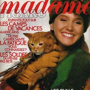 The first image looks very Amy_Poehler but it's from the 50s; but...we have Linda Evangelista, Claudia Schiffer, Monica Bellucci, KARL LAGERFELD's Choupette...all proving cats are forever in Vogue... and ELLE... and others. #seizetheday #immacat #vogue | CatCon Worldwide