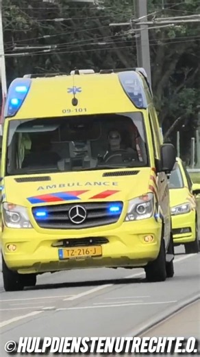 #Ambulances 09-105 & 09-380 met spoed naar het #UMC #Utrecht - #EmergencyResponse #Einsatz #EMS