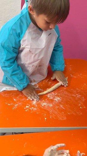 ¡Manos a la masa!✨ Nuestros pequeños elaboraron su propia masa desde cero, experimentando con harina, agua y mucha creatividad.🫟🖌️ ￼A través de esta divertida, actividad fortalecieron, su motricidad fina y de forma transversal repasaron las partes del cuerpo en inglés.🫀👂 | Preescoland