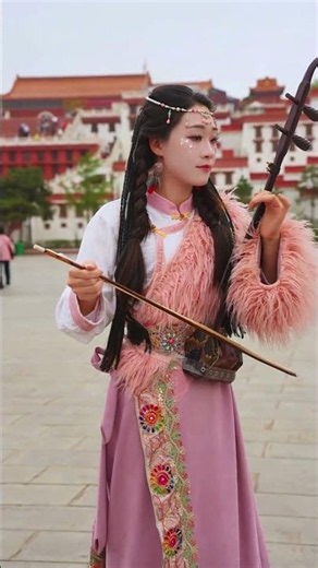 在小布达拉宫前，穿了藏风服饰拍了照～#天路#梓烨二胡#韩红#二胡演奏@抖音媒体内容优推官 @抖音小助手