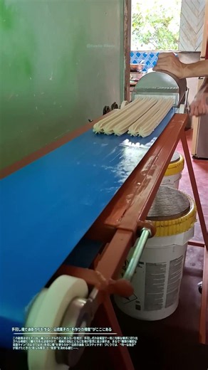 手回し機で油条の形を作る：伝統菓子の“手作りの精度”がここにある