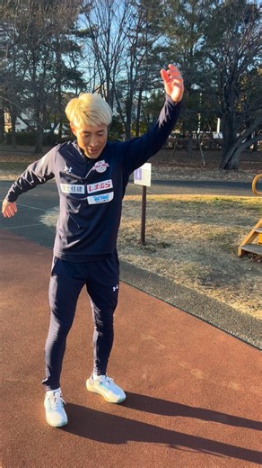 五味 宏生 on Instagram: "サッカー選手からよく言われることの一つに陸上の走り方を習ってもサッカーに繋がらないのでは、ということです。 私の考えは「教え方次第でサッカーに繋がる走り方にもなるし、繋がらない走り方にもなる」です。 繋がらないな、と思うのは 陸上競技の指導者がよくやるような脚を前で回転させないといけない→ミニハードルを使ったり、スプリントドリルを沢山やって脚のさばき方を学習しよう、というやり方。 これだとサッカーという横の動きや対人にたいして走り方を変えないといけない場面で役に立たない可能性が高い、と思っています。 そうではなく、 骨盤や胸郭、肩甲骨の動き、脊柱の動きがある中で脚とタイミングをあわせて走る、というような方法。 下半身の動きをなんとかしようとして脚そのもののことを考えるのではなく、 背骨はじめ、より上方にある物体の動かし方を変えることでそこと連動した下半身の動きは勝手に変わるもの。 多くの選手達を指導してみて、こっちの方がガラッと走り方が変わるし、横への動き、後方への動きにも転化できる。 もちろん、連動性をだせるだけの体幹部の筋量の有無や操作能力