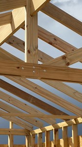 LS ARQS | Wood Frame on Instagram: "Cabriada - descripción Tecnica 👇💬 En esta oportunidad les traemos un pequeño resumen de la resolución estructural de cubierta que implementamos en casa Chapadmalal 02 🌿 Como datos previos de interes, les contamos que la superficie a techar era de 4.20m x 9.60m, y según proyecto debiamos realizar una cubierta a dos aguas estilo granero 🤩✅ Por esta razon, optamos en dividir la luz mayor a la mitad con una cabriada o cercha de madera, la cual sirve de apoyo y