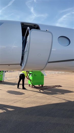 Closing Gulfstream G650 Passenger Door