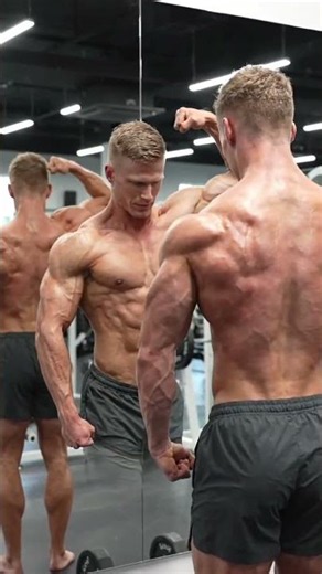 bodybuilder posing in mirror 😱
