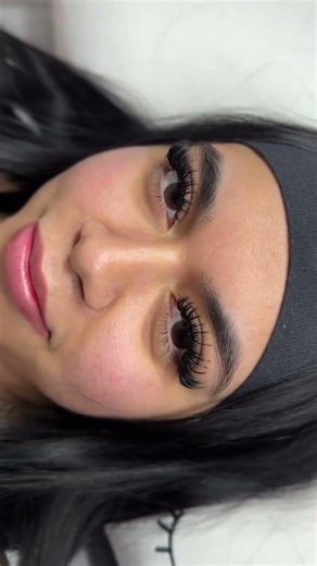 Mini wispy lash tutorial using cashmere lash trays to create spikes ✨💌