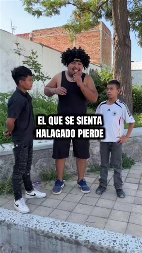¿Qué significa 'halagado' y por qué 'el que se sienta halagado pierde'?