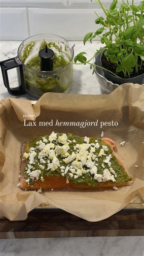 Hanna Elfast 💌 on Instagram: "Lax med hemmagjord pesto, fetaost & fräsch sallad 🐟 🥬 Ingredienser (4 portioner): - 3 laxfiléer eller 1/2 laxsida - ½ kruka färsk basilika - 1/2 vitlöksklyfta - 1 paket pinjenötter (ca 30 g) - lite olivolja - 50 g parmesanost - 1 paket fetaost - Salt & svartpeppar Tillbehör: - 3 dl havreris (eller annat ris - 1/2 buljongtärning - 1/2 påse ruccola - 1 näve färsk spenat - 1 avokado - 2 handfull tomater - örtsalt & Svartpeppar - Extra parmesan till topping ⸻ Gör så