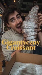Największy croissant w Warszawie to tylko w @stolica.lodow.paczkow . Chrupiący na zewnątrz, idealne upieczony i faszerowany słodziutkim, kremowym, pistacjowym kremem, który rozpływał się jak turysta pod włoskim słońcem. Croissant duży jak dwie głowy, a ja miałem tylko jedną. Po przekrojeniu można było zauważyć gigantyczne komory powietrzne i ten zieloniutki farsz który po spróbowaniu przeniósł mnie do krainy pistacji. Zjadł bym go całego ale to praca zespołowa. Nie mogłem jednak się oprzeć zamoc