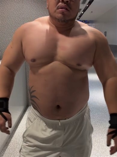 强壮的健身大叔与肌肉训练