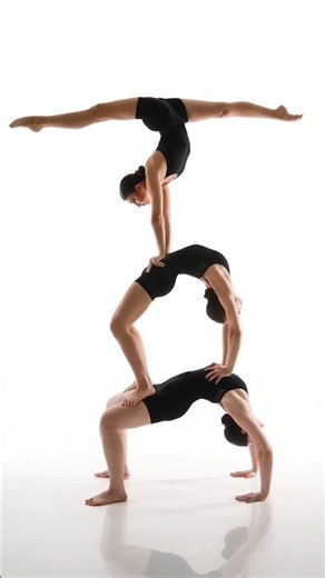 🇺🇦 Model poses for photoshoot📸 Acrobatics. Models Svetlana and Elizabeth and Anna