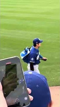Ohtani Shohei signing autographs for fans at the spring training