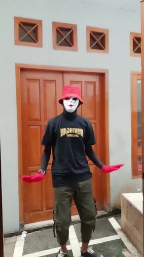 Expressive Communication Gestures in Outdoor Settings