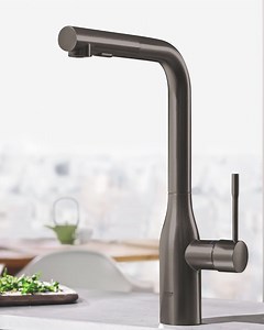 FR / Le mitigeur de cuisine GROHE Essence est un incontournable ! 😍 Conçu pour être facile à utiliser, il offre un vaste choix de superbes finitions et de couleurs. Élégance du chrome ou modernité du PVD coloré, GROHE Essence est un partenaire de cuisine fiable qui vous accompagnera pour de nombreuses années. - NL / De GROHE Essence keukenmengkraan is een echte must-have! 😍 Hij is ontworpen met het oog op gebruiksgemak en biedt een ruime keuze aan prachtige afwerkingen en kleuren. Elegant chro
