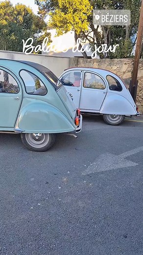 Balade du jour avec nos 2cv 😎 Les garçons vont profiter des belles couleurs de l'automne 🍂🍁 Et vous vous réservez quand ? 😉 💻www.deuchefamily.fr ☎️07 85 59 63 43 #balade #baladedujour #automne #couleurs #2cv #citroën #lacdusalagou #pezenas #chateau #vignes #plaisir #evg #garçons #samedi #découverte #surprise | 2cv Deuche Family