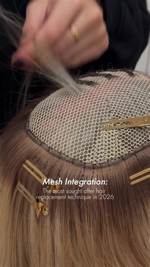 Mesh integration, the technique everyone’s asking for in 2026. Here’s why 👇 Mesh integration isn’t “just another method.” It’s the first technique that actually fills the gap for women whose hair is too fine for extensions, too patchy for volume, or too fragile for anything heavy. Here’s what people don’t realise: • It doesn’t rely on strong hair. The mesh creates a stable base so we’re not putting weight on weak strands. • It adapts to the client. Alopecia, postpartum shedding, medication-rela