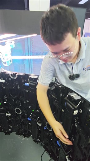 Workers are installing an LED display screen.#ledscreen #leddisplay #eagerled #rentalleddisplay