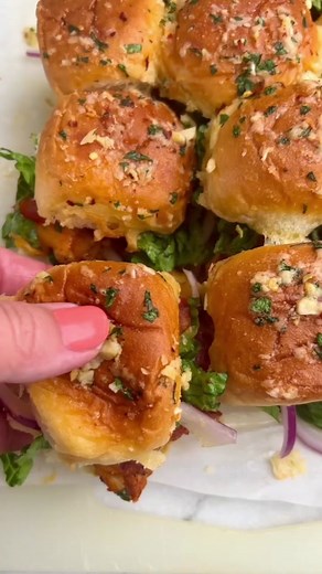 Garlic parmesan chicken club sliders using King’s Hawaiian Original Hawaiian Sweet Rolls. Click linkfor full recipe #kingshawaiian #sliders #slidersunday #labordayrecipes #labordayweekend #chickensliders #chickenclub #garlicparmesan #garlicparmesanchicken #chickensandwich #appetizerideas #cookoutrecipes #easydinnerideas