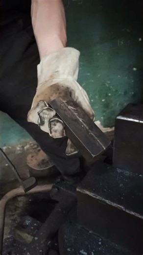 Forging an Oak Leaf from Red-Hot Steel – Blacksmith Art in Action 🍂🔥