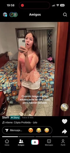 Yo esperando en el lobby del hotel a mi pequeña, mientras ella en tik tok 👆🏼👆🏼👆🏼