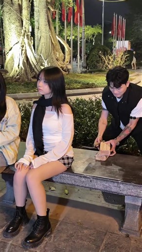 Troll Duong Pho: Thinh Hanh Tren Mang Xã Hội