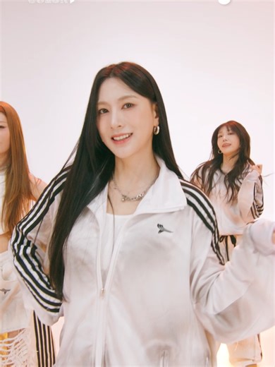 늘 새롭게 가슴 뛰게 하는 #Apink 플레이컬러🧡 | #에이핑크 #LoveMeMore #PLAYCOLOR #genieoriginal