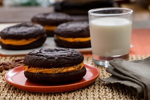 41K views · 278 reactions | This classic whoopie pie features a creamy pumpkin and cinnamon filling sandwiched between delicious chocolate cake sponges. Full recipe: https://aol.it/2Zf11uQ | In The Know Cooking | Facebook