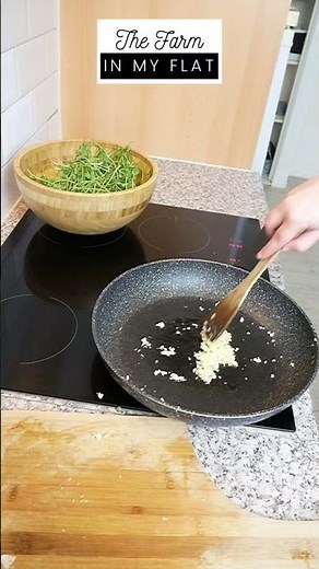 Peashoot Microgreen recipe | How to make a simple stir fry with Peashoots and Garlic | EN + NL subs