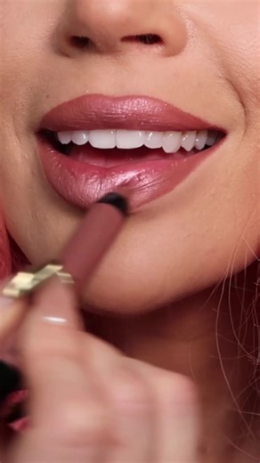 my current hyperfixation lip combo 🫦 @M·A·C Cosmetics liner ‘spice tea’ dazzle lips ‘lightning bug’ #ccclarkeliptutorials #lipstick #lipcolourchallenge