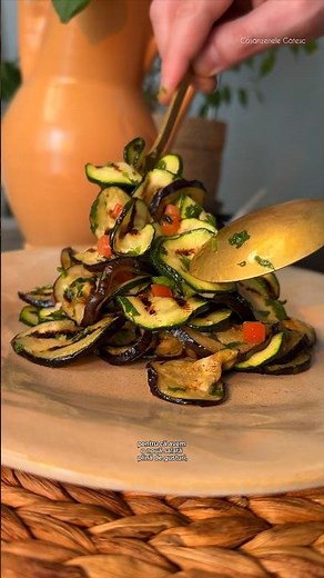 Salata de dovlecei si vinete | Cosanzenele Gatesc. Reteta este in comentarii