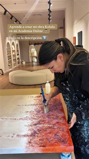 👩🏻‍🎨 Aprende paso a paso cómo crear mi obra Kokulu con los video tutoriales de la Academia Online donde te muestro el paso a paso desde el inicio hasta el final. Dursnte el mes de enero estaremos trabajando esta obra y para ello te voy a compartir: - El listado de materiales y herramientas necesarias - Cómo aplicar la textura - Cómo pintarla por capas - Cómo protegerla - Añadiremos el certificado de autencidad y la firmaremos Además haremos una sesión online en directo conmigo para compartir 